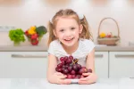 Evita el atragantamiento por uvas enteras en los niños Niña comiendo uvas enteras