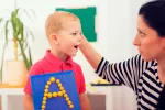 Un estudio revela que el autismo es mayormente hereditario Niño autista con su madre
