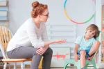 La respuesta sensorial de los niños autistas afecta al estrés materno Madre hablando con su hijo autista