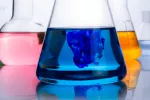 Un antioxidante común, clave contra el envejecimiento de la piel Probetas con diversas sustancias de colores en el laboratorio
