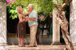 Bailar salsa mejora el estado físico de los adultos mayores Dos adultos mayores bailan en un jardín