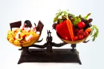 El ‘balance energético’, clave para frenar la obesidad Balanza con comida