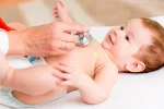 Los bebés con defectos cardiacos alertan de cardiopatías en la madre Bebé en el siendo por problemas cardíacos