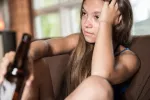 Adolescente bebiendo alcohol en casa