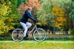 Montar en bicicleta o caminar mejora la función cognitiva Mujer montando en bicicleta