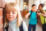 Los niños con alergias alimentarias, más vulnerables al acoso escolar Niña sufriendo acoso escolar