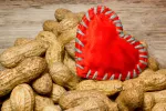 Consumir cacahuetes durante la comida protege al corazón Corazón de peluche sano gracias a los cacahuetes
