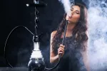 Fumar una cachimba tan perjudicial como un paquete de tabaco Chica adolescente fumando en shisha
