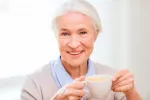 La cafeína podría ser una aliada contra la demencia en mujeres Una mujer ingiere una taza de café caliente