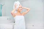 ¿Sabes cada cuánto debes cambiar la toalla del baño? Mujer usa toallas después de la ducha