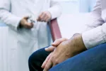 Hombre en la consulta de médico por cáncer de próstata