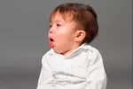 Los casos de tos ferina aumentan en España Niño pequeño tosiendo