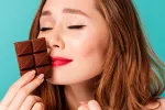 Es falso que el chocolate sea más eficaz para la tos que la codeína Mujer comiendo chocolate