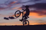 Practicar ciclismo en la adolescencia puede reducir el recambio óseo Adolescente montando en bicicleta