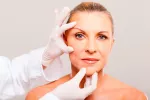 Cirugía facial: lo mejor contra el envejecimiento Paciente se va a realizar una cirugia facial