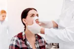 Una nueva cirugía permite reconstruir totalmente el tabique nasal Chica tras la cirugía para reconstruir su tabique nasal