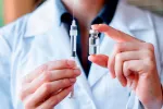 Las vacunas contra el cólera son mucho menos efectivas en los niños Médico mostrando una vacuna
