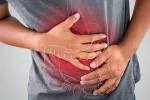 La FDA aprueba un nuevo tratamiento para la colitis ulcerosa activa Persona con dolor abdominal por colitis ulcerosa