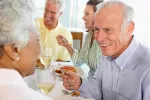 Comer menos podría incrementar la longevidad Personas mayores comen menos
