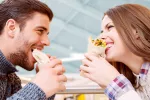 Comer rápido puede aumentar los niveles de triglicéridos en sangre Pareja comiendo rápido