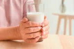 Consumir leche baja en grasa reduce el riesgo de cáncer colorrectal Mujer consumiendo leche
