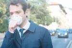 A mayor contaminación atmosférica, más riesgo de ataque al corazón Hombre con dificultad para respirar por la contaminación atmosférica