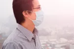 Asocian la contaminación por ozono con enfermedades cardiovasculares Hombre con una mascarilla contempla el esmog sobre una ciudad