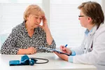 Controlar los síntomas del cáncer es fundamental Paciente de cáncer en consulta con el médico