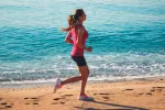 Correr por la playa puede causar lesiones Mujer corriendo por la orilla del mar