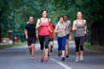 Correr o caminar vigorosamente puede reducir el riesgo de glaucoma Personas corriendo vigorosamente
