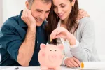Las parejas con cuentas bancarias comunes son más felices y duraderas Pareja ahorrando