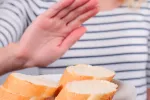 Dejar de tomar gluten sin ser celíaco aumenta el riesgo de diabetes Mujer rechaza pan