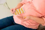 Demasiado ácido fólico en el embarazo puede ser dañino Una embarazada se dispone a tomar un suplemento vitamínico