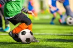 Los deportes de pelota y de fuerza fortalecen los huesos de los niños Chicos jugando a un deporte de pelota