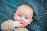 La dermatitis atópica infantil empeora con los cambios de temperatura Bebé con dermatitis atópica