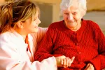 Desarrollan una App para cuidadores de dependientes Una anciana dependiente sonríe junto a su cuidadora