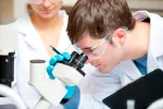 Descubren células implicadas en el desarrollo de esclerosis lateral amiotrófica Científicos investigando en el laboratorio