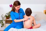 Un desarrollo pulmonar incompleto aumenta el riesgo de EPOC Pediatra auscultando a un niño