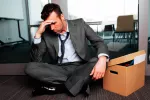 El desempleo deteriora la salud y acorta la vida Hombre al que han despedido con gesto preocupado