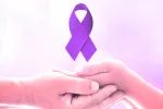 Día Mundial de la Fibromialgia, la batalla constante frente al dolor Lazo morado sobre manos enlazadas