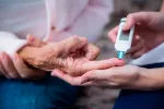 La diabetes tipo 2 duplica el riesgo de deterioro cognitivo o demencia Hombre mayor con diabetes