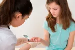Niña con problemas de diabetes tipo 2 o resistencia a la insulina