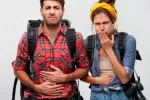 Pareja de viajeros con problemas intestinales y diarrea del viajero