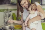 Las madres lactantes han de tomar 2.300/2.500 calorías al día Una madre prepara la comida con su bebé en brazos