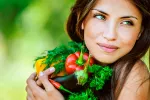 Una dieta saludable reduce el riesgo de depresión Mujer joven sostiene varias hortalzias en sus brazos
