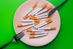 Plato con cigarrillos, concepto de la alimentación de los fumadores
