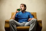 El alcohol, primera causa de disfunción eréctil en jóvenes Hombre bebiendo alcohol