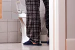 Un nanodispositivo con luz, eficaz para tratar la vejiga hiperactiva Hombre adulto mayor con problemas de incontinencia urinaria