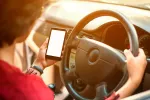 Así se distrae tu cerebro cuando usas el móvil mientras conduces