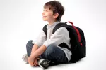 Los malos hábitos incrementan el dolor lumbar en niños y adolescentes Niño con mochila excesivamente cargada